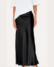 Load image into Gallery viewer, Monroe Satín Teygjupils Stærðir EU 36-46