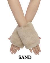 Load image into Gallery viewer, Skinngrifflur Faux Fur
