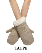 Load image into Gallery viewer, Gervi Rúskinn Hattar &amp; Lúffur
