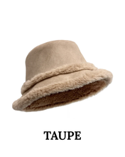 Load image into Gallery viewer, Gervi Rúskinn Hattar &amp; Lúffur
