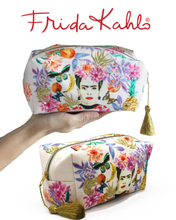 Load image into Gallery viewer, Frida Kahlo Snyrtitaska
