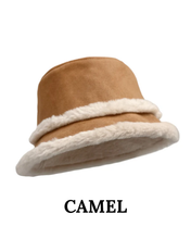 Load image into Gallery viewer, Gervi Rúskinn Hattar &amp; Lúffur
