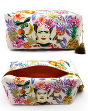 Load image into Gallery viewer, Frida Kahlo Snyrtitaska
