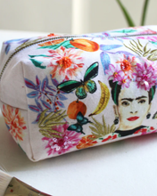 Load image into Gallery viewer, Frida Kahlo Snyrtitaska
