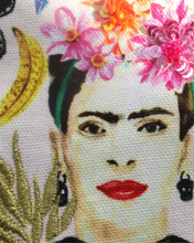 Load image into Gallery viewer, Frida Kahlo Snyrtitaska
