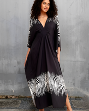 Load image into Gallery viewer, Black Raven Kaftan Kjóll
