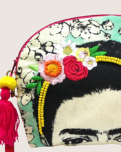 Load image into Gallery viewer, Frida Kahlo I Paint Flowers Snyrtibudda
