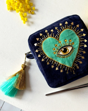 Load image into Gallery viewer, Nazar Sléttflauel Snyrtitaska
