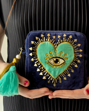 Load image into Gallery viewer, Nazar Sléttflauel Snyrtitaska
