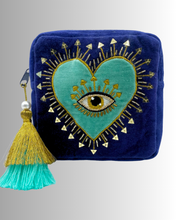 Load image into Gallery viewer, Nazar Sléttflauel Snyrtitaska
