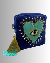 Load image into Gallery viewer, Nazar Sléttflauel Snyrtitaska
