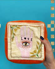 Load image into Gallery viewer, Evil Eye Inked Sléttflauel Snyrtitaska

