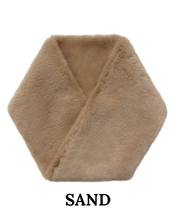 Load image into Gallery viewer, Skinnkragi Faux Fur
