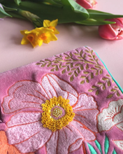 Load image into Gallery viewer, Posy Pink Sléttflauel Snyrtitaska
