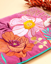 Load image into Gallery viewer, Posy Pink Sléttflauel Snyrtitaska
