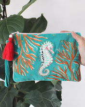 Load image into Gallery viewer, Seahorse Sléttflauel Snyrtitaska
