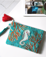 Load image into Gallery viewer, Seahorse Sléttflauel Snyrtitaska
