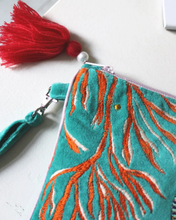 Load image into Gallery viewer, Seahorse Sléttflauel Snyrtitaska
