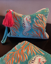 Load image into Gallery viewer, Seahorse Sléttflauel Snyrtitaska
