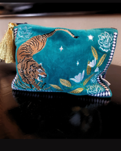 Load image into Gallery viewer, Inked Tiger Snyrtitaska
