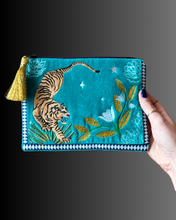 Load image into Gallery viewer, Inked Tiger Snyrtitaska
