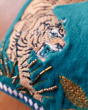 Load image into Gallery viewer, Inked Tiger Snyrtitaska
