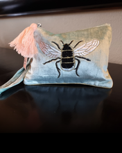 Load image into Gallery viewer, Eden Bee Snyrtitaska
