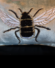 Load image into Gallery viewer, Eden Bee Snyrtitaska
