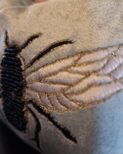 Load image into Gallery viewer, Eden Bee Snyrtitaska
