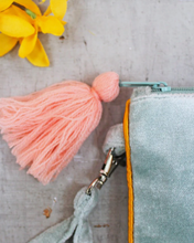 Load image into Gallery viewer, Eden Bee Snyrtitaska
