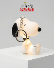 Load image into Gallery viewer, Moomin - Snoopy Ljósa Lyklakippur
