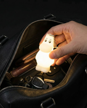 Load image into Gallery viewer, Moomin - Snoopy Ljósa Lyklakippur
