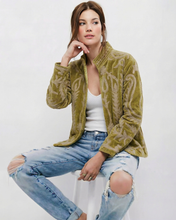 Load image into Gallery viewer, Arvin Velvet Jakki Olive
