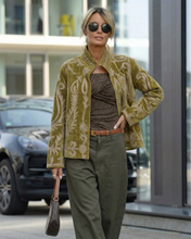 Load image into Gallery viewer, Arvin Velvet Jakki Olive
