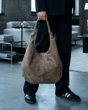 Load image into Gallery viewer, Sadie Ítölsk Rúskinnstaska Taupe
