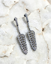 Load image into Gallery viewer, Pluma Eyrnalokkar
