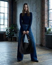 Load image into Gallery viewer, Sadie Ítölsk Rúskinnstaska Nero
