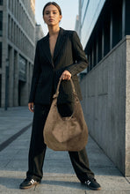 Load image into Gallery viewer, Sadie Ítölsk Rúskinnstaska Taupe
