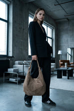 Load image into Gallery viewer, Sadie Ítölsk Rúskinnstaska Taupe
