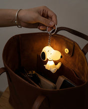 Load image into Gallery viewer, Moomin - Snoopy Ljósa Lyklakippur
