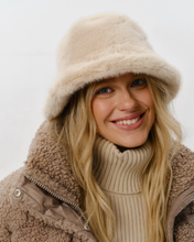Load image into Gallery viewer, Skinn Faux Fur Bucket Hattur

