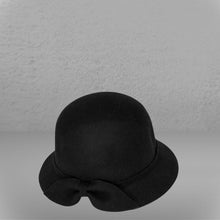 Load image into Gallery viewer, Sætur Stelpu Hattur svartur eða rauður
